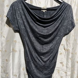 Long short sleeve scoop neck top with draping necklace in EUC 🖤